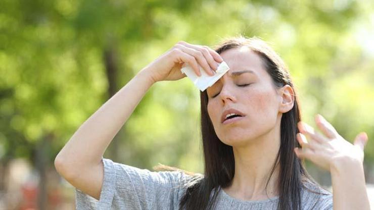 Sıcak çarpması bazı hastalıkları tetikliyor Bu şikayetler başladıysa dikkat: Bulantı, baş ağrısı, çarpıntı, bilinç bozukluğu...