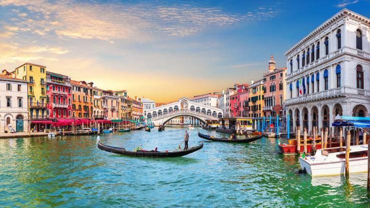 Venedik’te 25 kişiden fazla olan turist gruplarına yasak