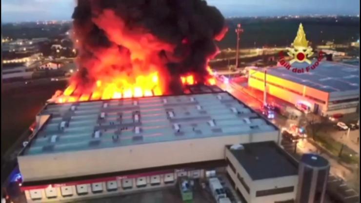 İtalya’nın Milano kentinde nakliye şirketi binasında yangın