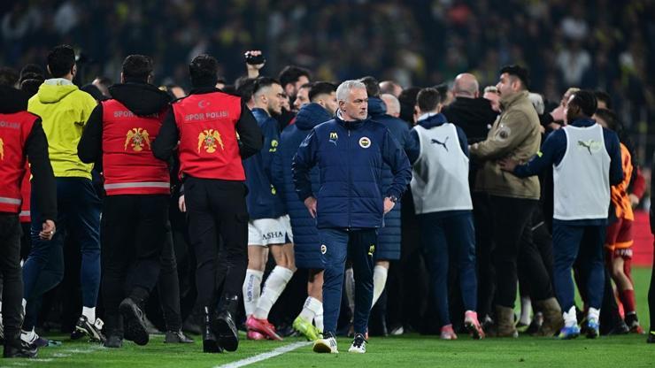 Fenerbahçe - Galatasaray derbisinde ortalık karıştı Oyun durmak zorunda kaldı...