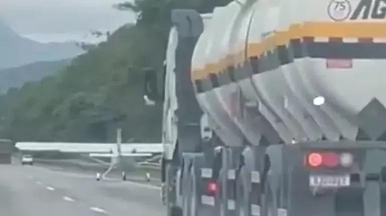 Yürekler ağza geldi...  Brezilyada korku dolu anlar: Motoru duran uçak otoyola iniş yaptı